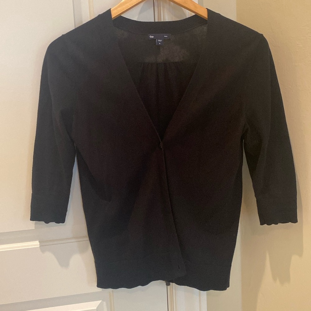 Gap black v-neck cardigan sweater with short sleeves size small
